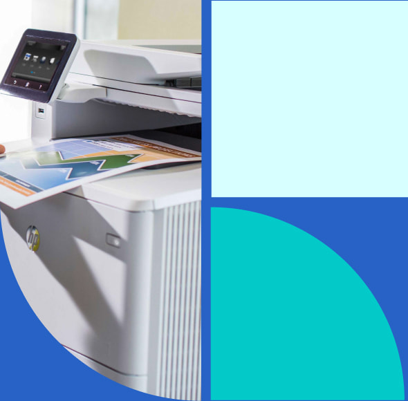 Foto de uma impressora HP com formas gráficas em tom azul ao lado