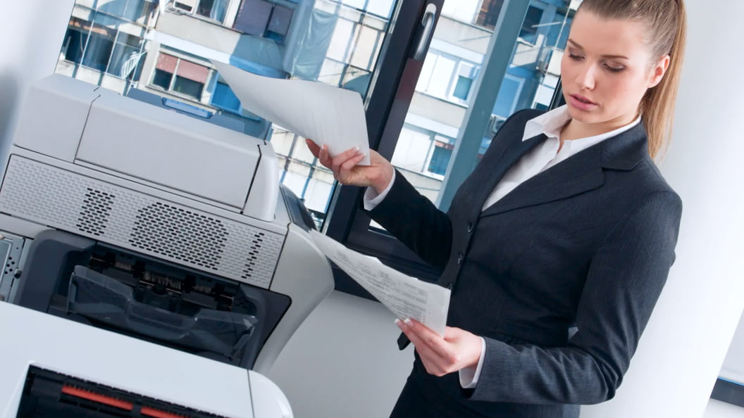 Outsourcing de impressão é quando uma empresa terceirizada fica responsável pela locação e manutenção de impressoras e softwares de gerenciamento de impressão.