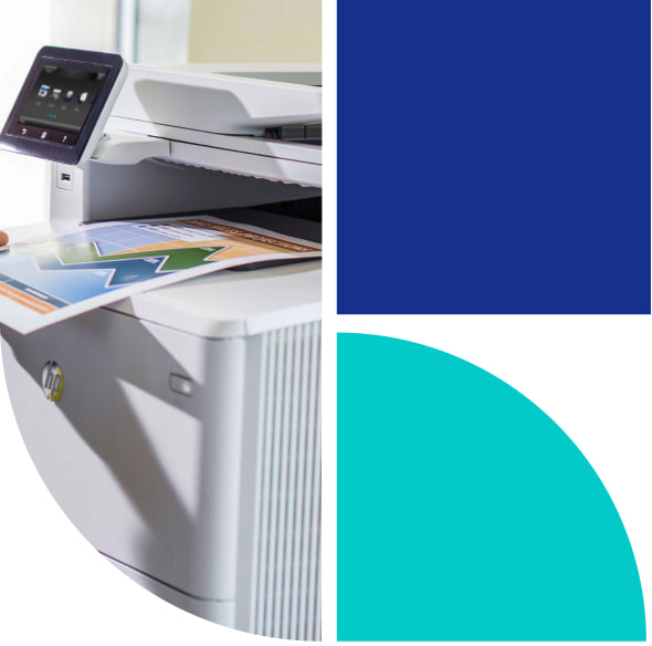 Foto de uma impressora HP com formas gráficas em tom azul ao lado